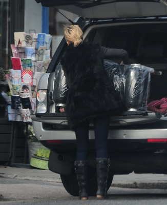 Sarah_Harding_taking_furniture_into_her_London_flat_05_03_12_28729.jpg