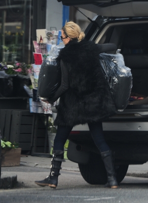 Sarah_Harding_taking_furniture_into_her_London_flat_05_03_12_28929.jpg