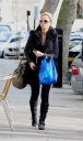 Sarah_Harding_taking_furniture_into_her_London_flat_05_03_12_28129.jpg