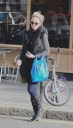 Sarah_Harding_taking_furniture_into_her_London_flat_05_03_12_281329.jpg