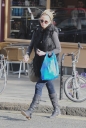 Sarah_Harding_taking_furniture_into_her_London_flat_05_03_12_281429.jpg