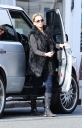 Sarah_Harding_taking_furniture_into_her_London_flat_05_03_12_28429.jpg