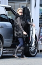 Sarah_Harding_taking_furniture_into_her_London_flat_05_03_12_28529.jpg