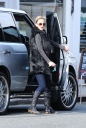Sarah_Harding_taking_furniture_into_her_London_flat_05_03_12_28629.jpg
