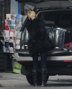 Sarah_Harding_taking_furniture_into_her_London_flat_05_03_12_28729.jpg