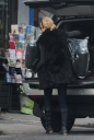 Sarah_Harding_taking_furniture_into_her_London_flat_05_03_12_28829.jpg