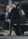 Sarah_Harding_taking_furniture_into_her_London_flat_05_03_12_28929.jpg