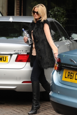 Sarah_Harding_taking_her_car_for_a_service_09_02_12_281229.jpg