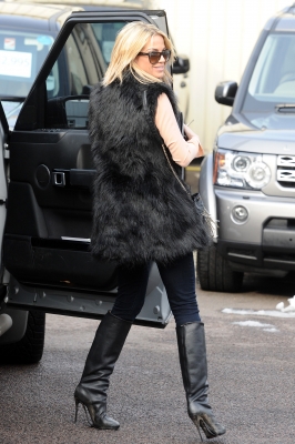 Sarah_Harding_taking_her_car_for_a_service_09_02_12_281329.jpg