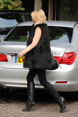 Sarah_Harding_taking_her_car_for_a_service_09_02_12_281529.jpg