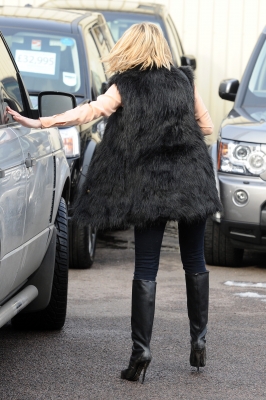 Sarah_Harding_taking_her_car_for_a_service_09_02_12_281629.jpg