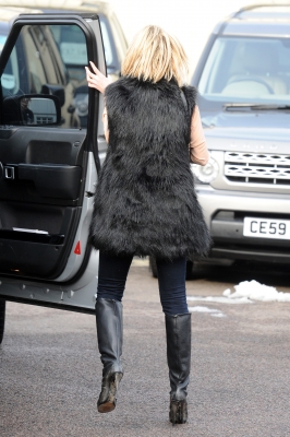Sarah_Harding_taking_her_car_for_a_service_09_02_12_281729.jpg