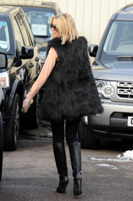 Sarah_Harding_taking_her_car_for_a_service_09_02_12_281829.jpg