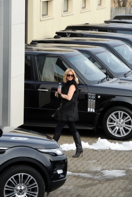 Sarah_Harding_taking_her_car_for_a_service_09_02_12_282029.jpg