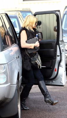 Sarah_Harding_taking_her_car_for_a_service_09_02_12_282229.jpg