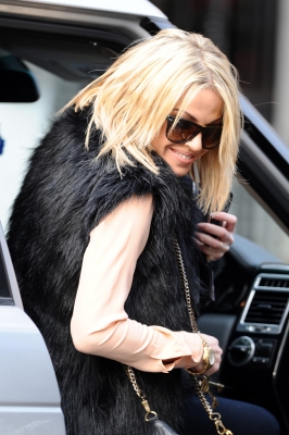 Sarah_Harding_taking_her_car_for_a_service_09_02_12_28229.jpg