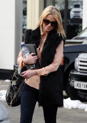 Sarah_Harding_taking_her_car_for_a_service_09_02_12_28329.jpg