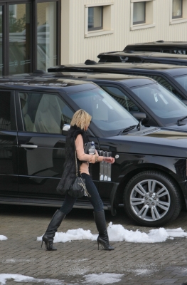 Sarah_Harding_taking_her_car_for_a_service_09_02_12_283729.jpg