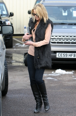 Sarah_Harding_taking_her_car_for_a_service_09_02_12_284129.jpg