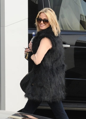 Sarah_Harding_taking_her_car_for_a_service_09_02_12_28529.jpg