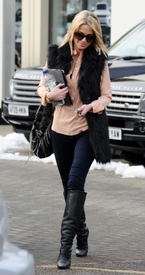 Sarah_Harding_taking_her_car_for_a_service_09_02_12_28629.jpg