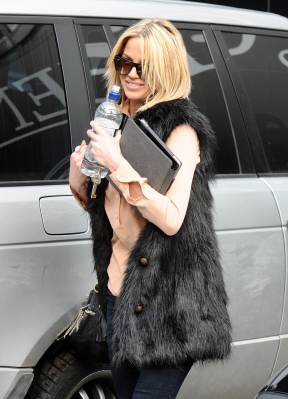 Sarah_Harding_taking_her_car_for_a_service_09_02_12_28929.jpg