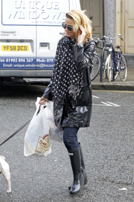 Sarah_Harding_walking_her_dog_in_London_19_01_12_28629.jpg