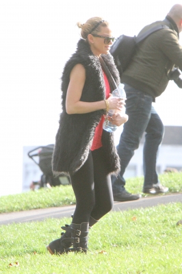Sarah_Harding_walking_her_dogs_in_Primrose_Hill_10_03_12_281529.jpg