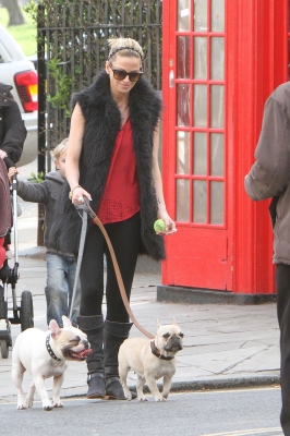 Sarah_Harding_walking_her_dogs_in_Primrose_Hill_10_03_12_283029.jpg