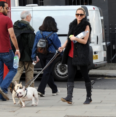 Sarah_Harding_walking_her_dogs_in_Primrose_Hill_10_03_12_283229.jpg
