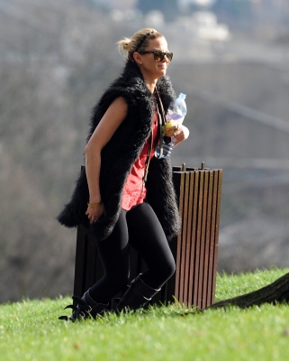Sarah_Harding_walking_her_dogs_in_Primrose_Hill_10_03_12_283929.jpg