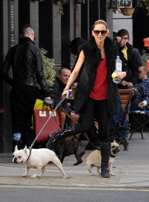Sarah_Harding_walking_her_dogs_in_Primrose_Hill_10_03_12_284329.jpg