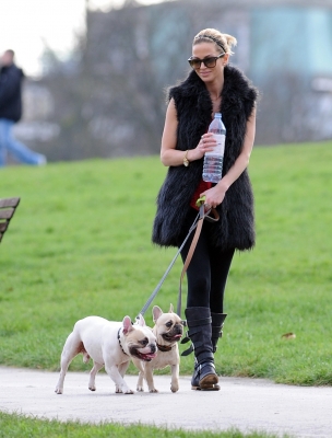 Sarah_Harding_walking_her_dogs_in_Primrose_Hill_10_03_12_284529.jpg