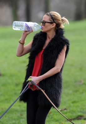 Sarah_Harding_walking_her_dogs_in_Primrose_Hill_10_03_12_284729.jpg