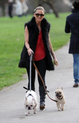 Sarah_Harding_walking_her_dogs_in_Primrose_Hill_10_03_12_285029.jpg