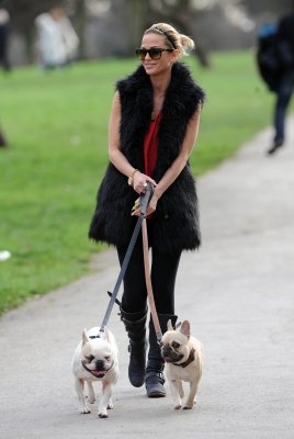 Sarah_Harding_walking_her_dogs_in_Primrose_Hill_10_03_12_285229.jpg