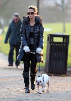Sarah_Harding_walks_her_dog_07_02_12_281329.jpg
