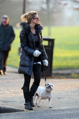 Sarah_Harding_walks_her_dog_07_02_12_281829.jpg