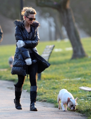 Sarah_Harding_walks_her_dog_07_02_12_28529.jpg