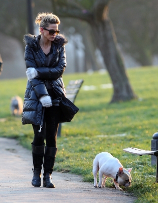 Sarah_Harding_walks_her_dog_07_02_12_28629.jpg