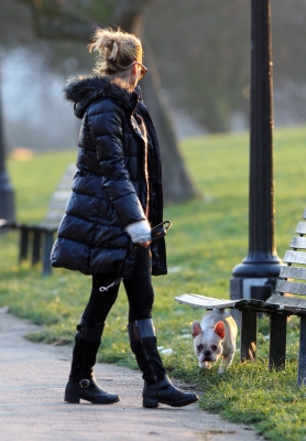 Sarah_Harding_walks_her_dog_07_02_12_28729.jpg