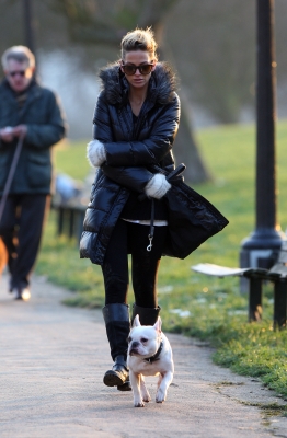 Sarah_Harding_walks_her_dog_07_02_12_28929.jpg