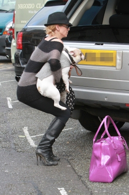 Sarah_Harding_walks_her_dog_21_01_12_283929.jpg