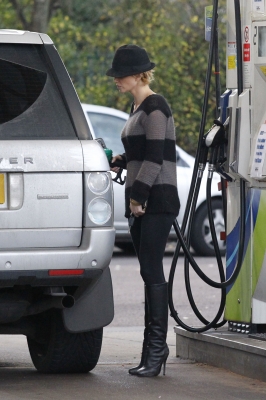 Sarah_Harding_walks_her_dog_21_01_12_284429.jpg