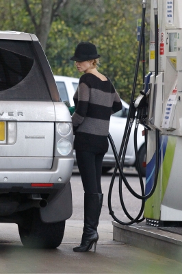 Sarah_Harding_walks_her_dog_21_01_12_284629.jpg