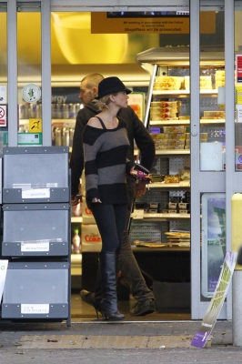 Sarah_Harding_walks_her_dog_21_01_12_284729.jpg