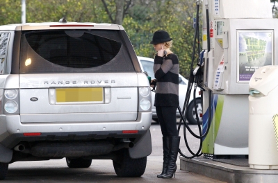 Sarah_Harding_walks_her_dog_21_01_12_285229.jpg