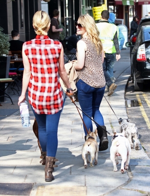 Sarah_Harding_walking_her_dogs_in_Primrose_Hill_15_03_12_281029.jpg