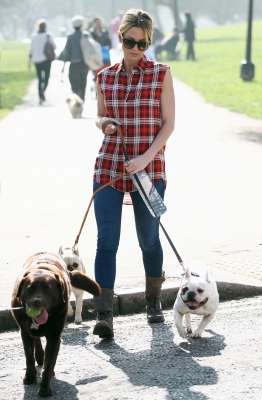 Sarah_Harding_walking_her_dogs_in_Primrose_Hill_15_03_12_28129.jpg
