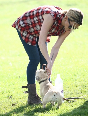 Sarah_Harding_walking_her_dogs_in_Primrose_Hill_15_03_12_282129.jpg